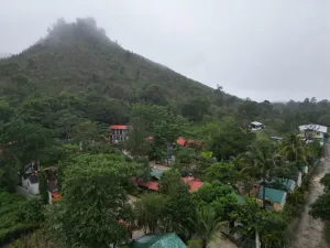 Vista aérea del Hotel y Restaurante Pino Grande, rodeado de vegetación en Machaquilá, Poptún